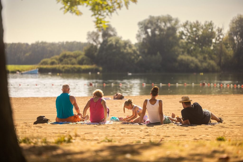 A la plage en famille au lac