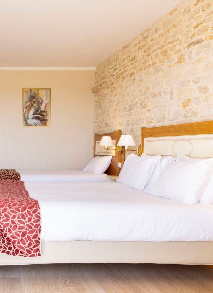 Chambre double de l'hôtel 3 étoiles le Val Moret à Magnant