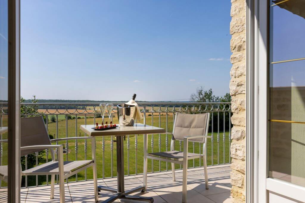 Vue sur la campagne de la Côte des Bar, depuis la chambre de l'hôtel Val Moret